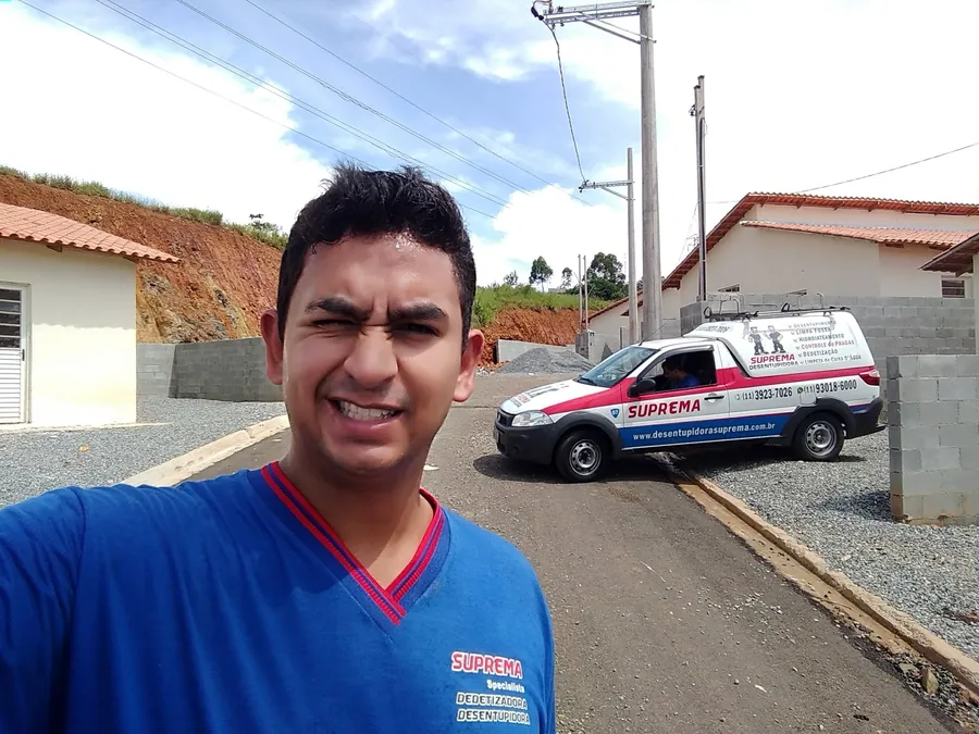 Viatura da Suprema Desentupidora com telefone e serviços de desentupimento; atendimento em Barroca, Belo Horizonte